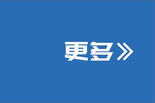 这？桑乔和一女舞者近距离贴身相拥，亮出大金表